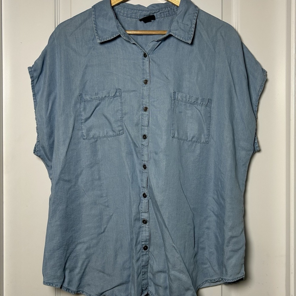 Torrid Light Blue Chambray Short Sleeve Button Down Shirt‎ Granola Girl Style